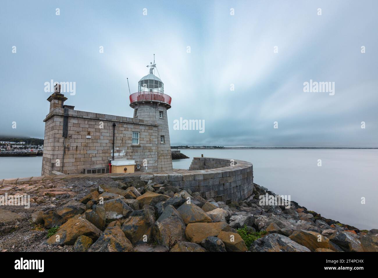 Il faro di Howth si trova alla fine dell'East Pier a Howth Head, Dublino, Irlanda. Foto Stock