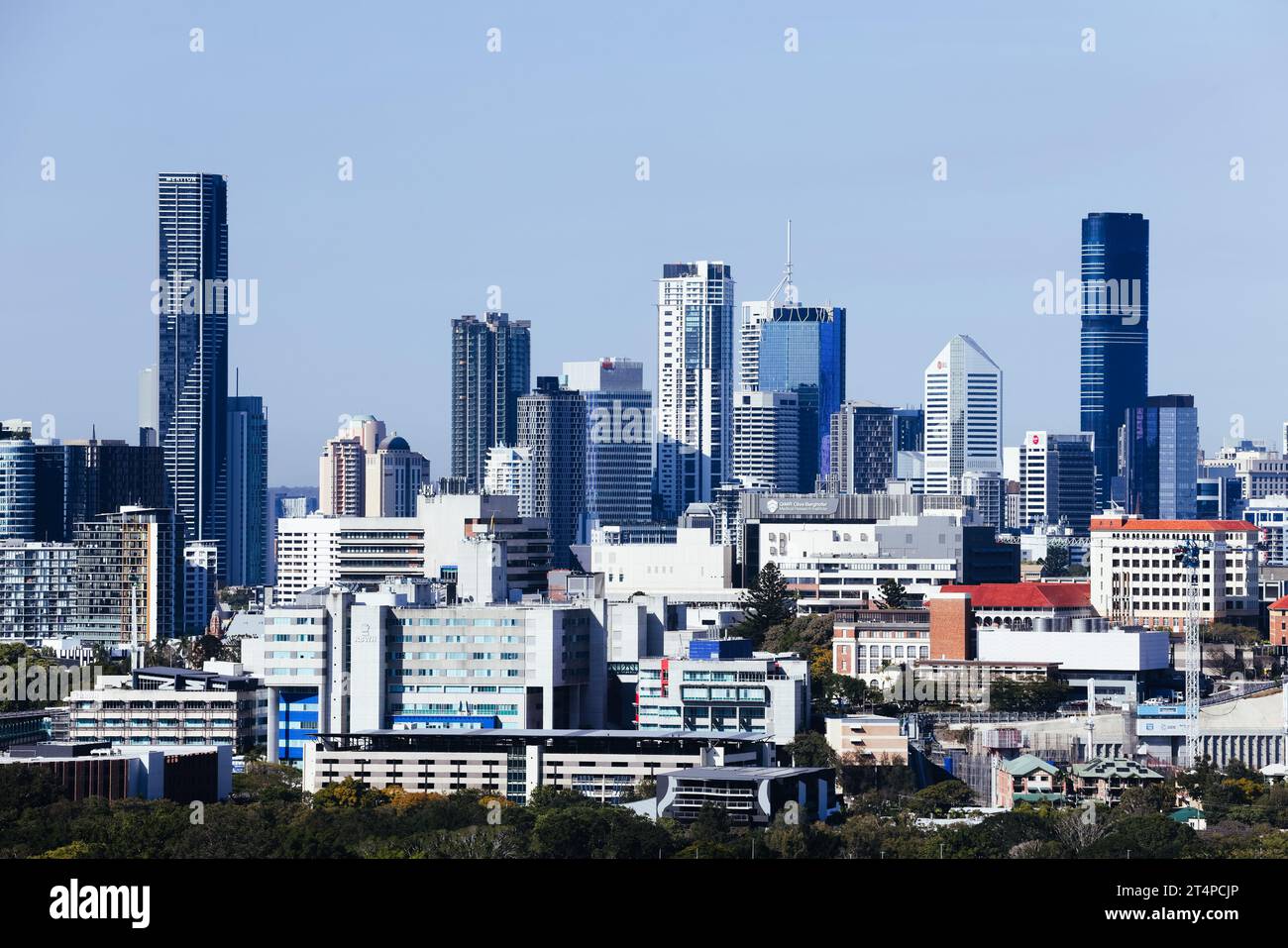 BRISBANE, AUSTRALIA - LUGLIO 30 2023: Le viste iconiche della città del CBD di Brisbane dal lago artificiale e dai parchi di Eildon Hill a Windsor, Brisbane, Queensland, A. Foto Stock