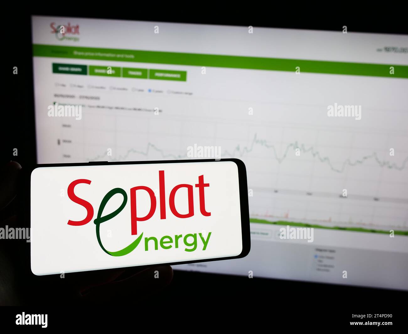 Persona che possiede un telefono cellulare con il logo della società petrolifera nigeriana Seplat Energy plc davanti alla pagina Web aziendale. Concentrarsi sul display del telefono. Foto Stock