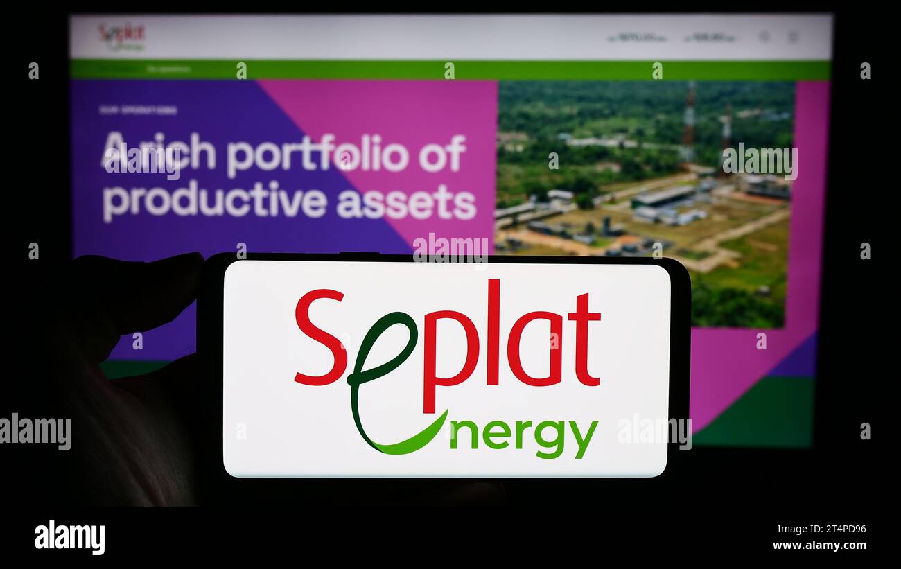 Persona che possiede uno smartphone con il logo della società petrolifera nigeriana Seplat Energy plc davanti al sito web. Concentrarsi sul display del telefono. Foto Stock