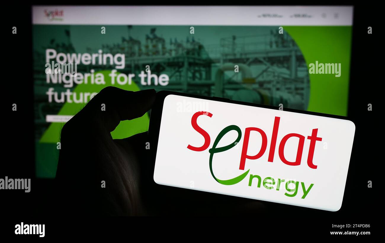 Persona che possiede un cellulare con il logo della società petrolifera nigeriana Seplat Energy plc davanti alla pagina web aziendale. Concentrarsi sul display del telefono. Foto Stock
