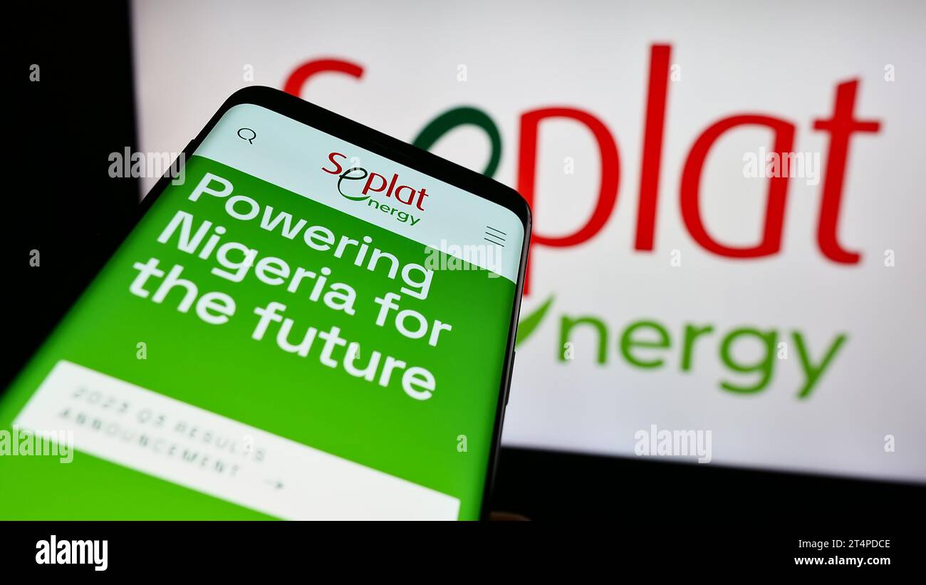 Telefono cellulare con sito web della società petrolifera nigeriana Seplat Energy plc davanti al logo aziendale. Mettere a fuoco in alto a sinistra sul display del telefono. Foto Stock