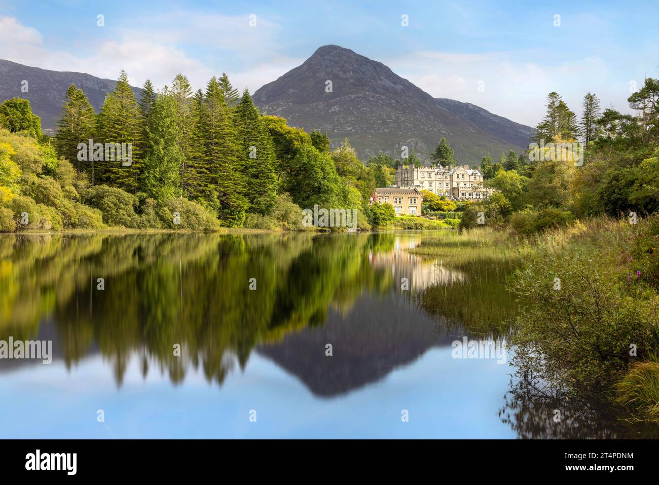 Il Ballynahinch Castle è un lussuoso hotel del XVIII secolo famoso per la pesca al salmone e lo splendido paesaggio in una tenuta privata a Connemara, IRELA Foto Stock