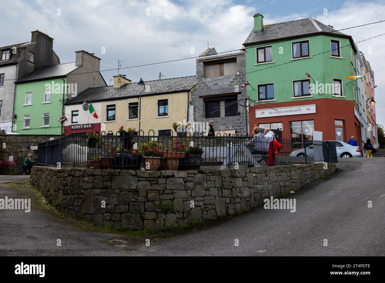 Roundstone, Irlanda, è un pittoresco villaggio di pescatori sulla costa atlantica del Connemara. Foto Stock