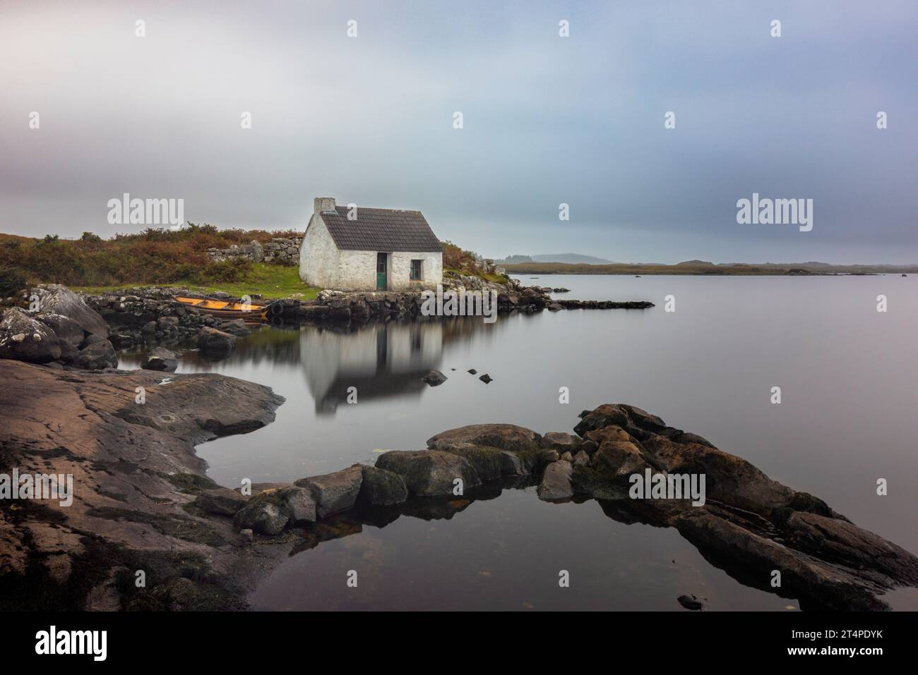 Lo Screebe Fisherman's Hut è una piccola e tradizionale capanna da pesca sulla Wild Atlantic Way nel Connemara, Irlanda. Foto Stock