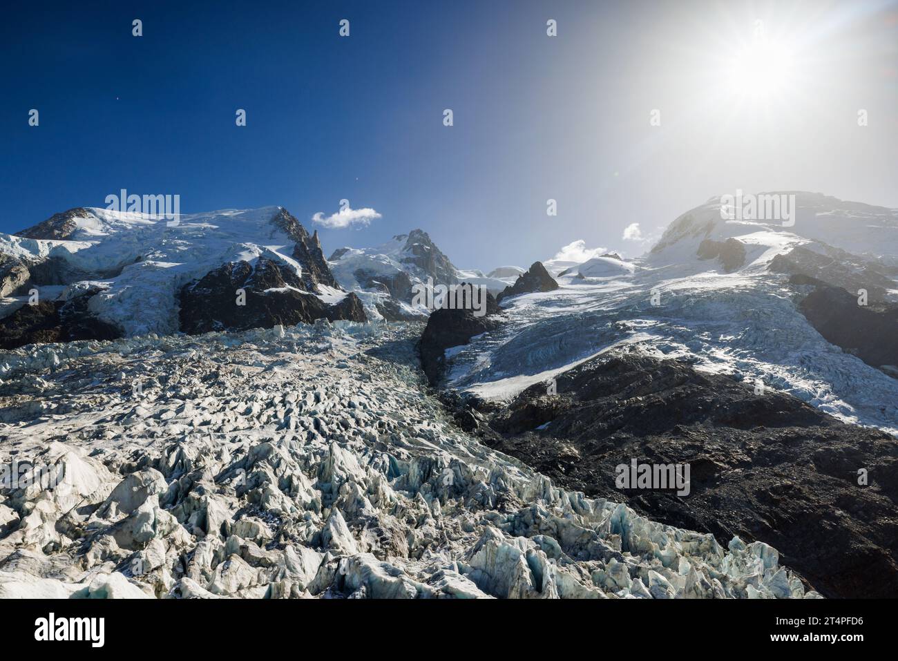 Vista da la Jonction sul vasto ghiaccio del Glacier des Bossons a Chamonix Foto Stock
