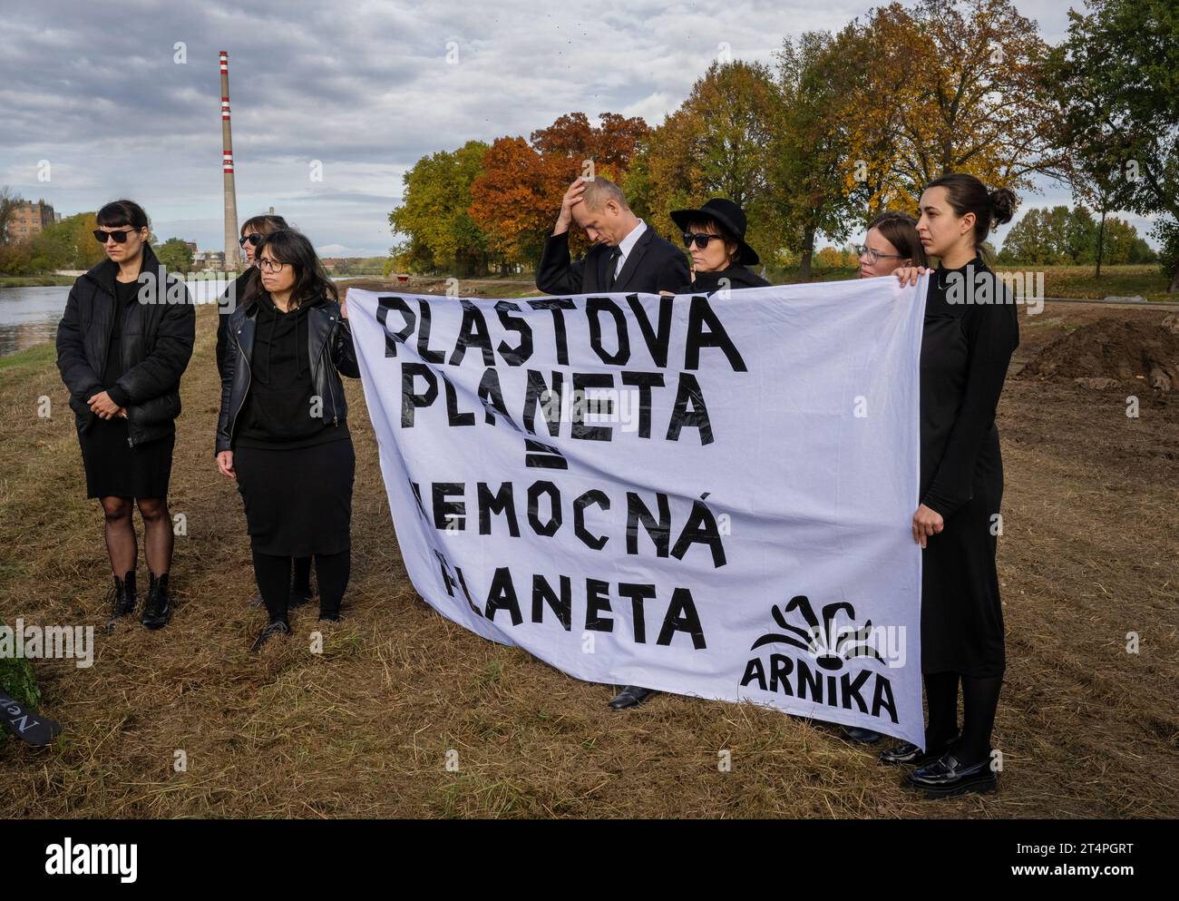 Neratovice, Repubblica Ceca. 1 novembre 2023. Processione funebre con una bara per le vittime di inquinamento chimico e plastico organizzata da Arnika a Neratovice, distretto di Melnik, il 1 ° novembre 2023. L'evento ha lanciato una petizione chiamata Future Without Plastics, che invita i governi e le aziende ad assumersi la responsabilità dell'inquinamento chimico e plastico del pianeta. Crediti: Michaela Rihova/CTK Photo/Alamy Live News Foto Stock