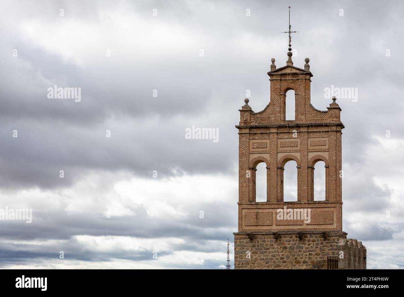Campanile a campanile (campanile a muro) a Puerta del Carmen porta al muro di Avila (Muralla de Avila), Spagna, rovine del medievale Convento di Carmen Foto Stock