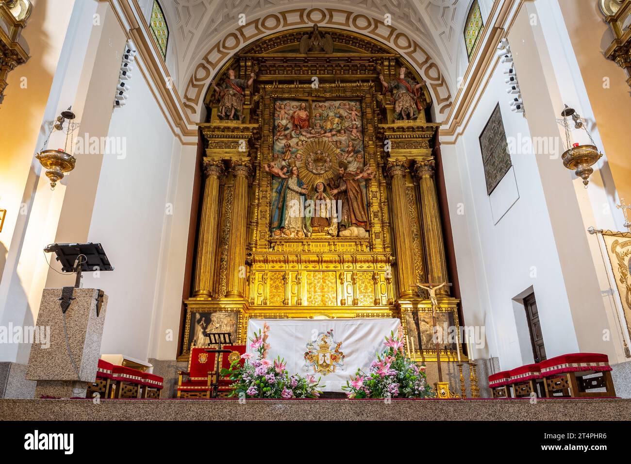 Avila, Spagna, 07.10.21. Altare barocco decorato in oro con statua di Santa Teresa di Gesù nel Convento di Santa Teresa, vista interna. Foto Stock