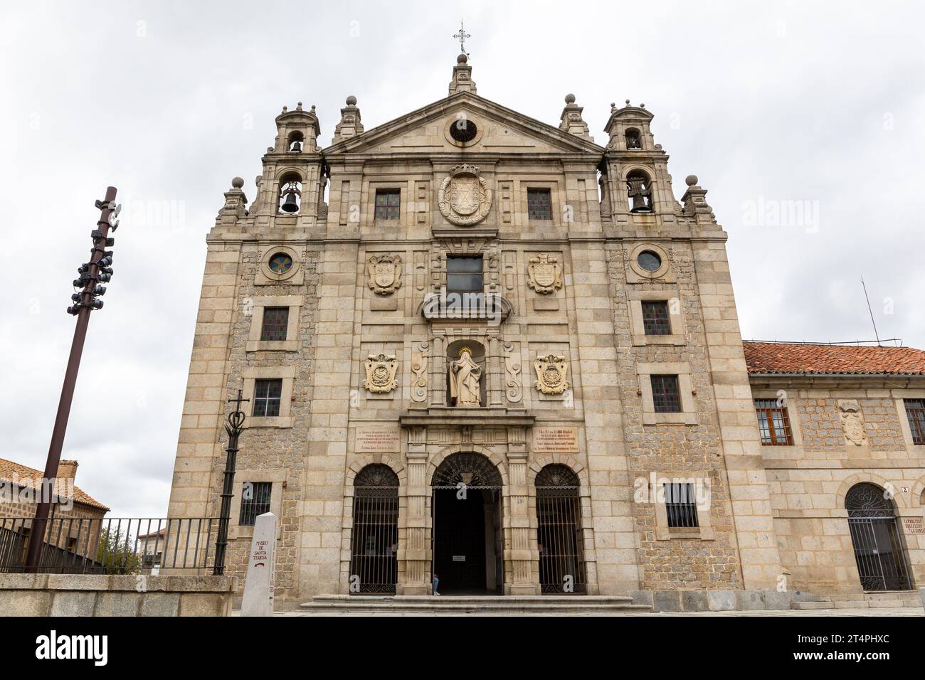 Avila, Spagna, 07.10.21. Chiesa e luogo di nascita di Santa Teresa di Gesù ad Avila, Spagna, vista frontale esterna con facciata barocca. Foto Stock