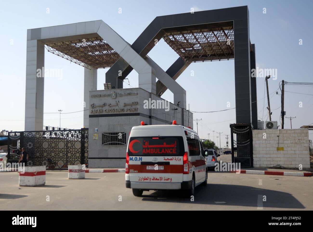 Un'ambulanza del ministero della salute palestinese che si schianta ferito attraversa il cancello per entrare nel valico di frontiera di Rafah nella Striscia di Gaza meridionale prima di entrare in Egitto mercoledì 1 novembre 2023. Decine di titolari di passaporti stranieri intrappolati a Gaza hanno iniziato a lasciare il territorio palestinese devastato dalla guerra quando il valico di Rafah per l'Egitto è stato aperto per la prima volta dal 7 ottobre. Foto di Ismael Mohamad/UPI Foto Stock
