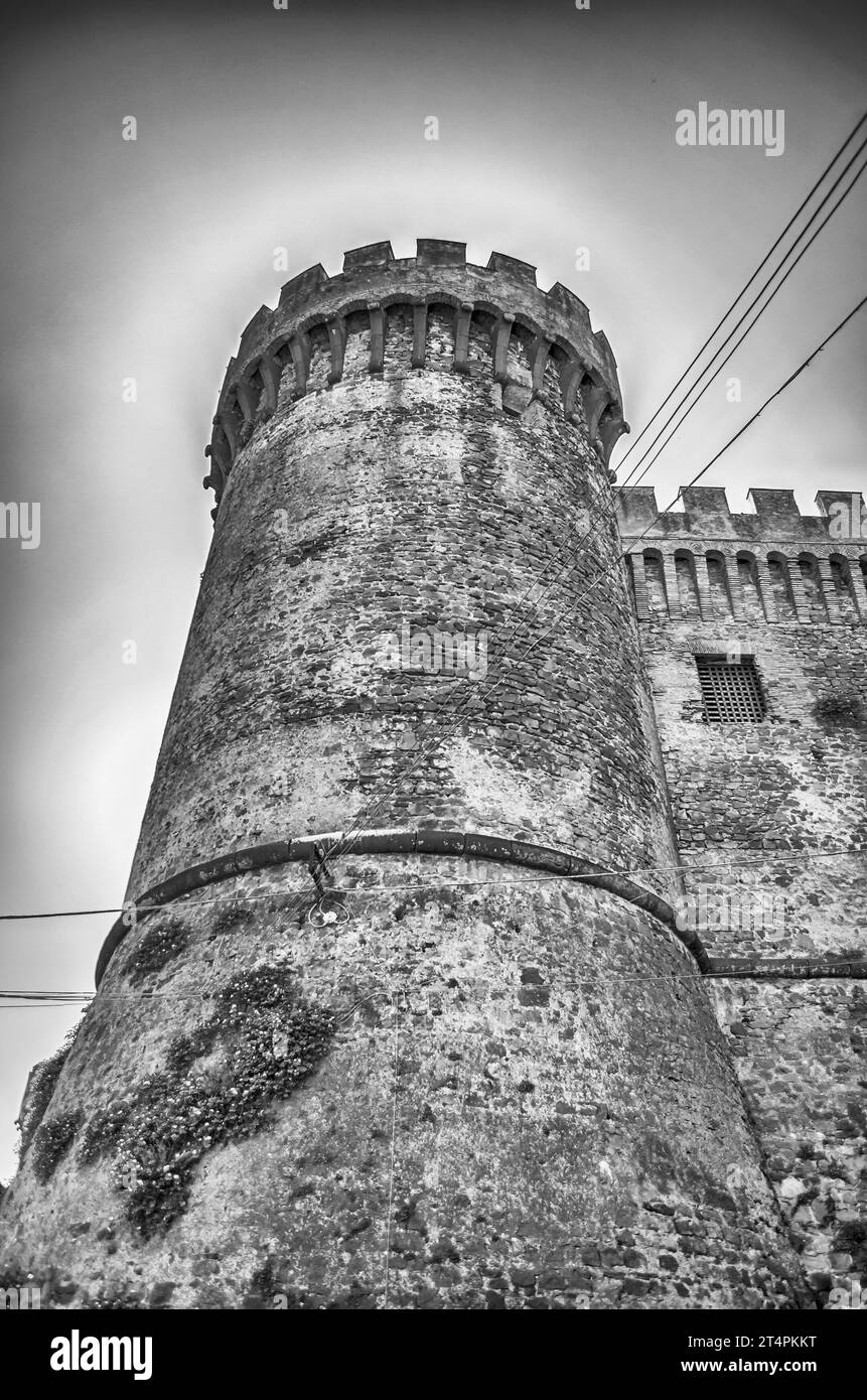 Bastione del panoramico Castello Orsini-Odescalchi, simbolo di Bracciano, Italia Foto Stock