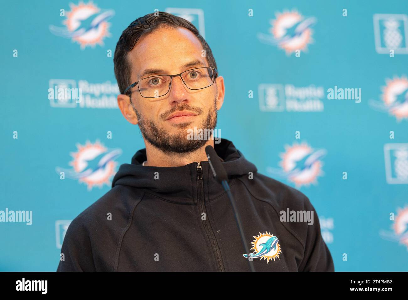 1 novembre 2023, Hesse, Francoforte sul meno: Football americano: NFL, prima della partita di stagione Kansas City Chiefs vs. Miami Dolphins a Francoforte. Il capo-allenatore dei delfini Mike McDaniel alla conferenza stampa. Foto: Jürgen Kessler/dpa Foto Stock