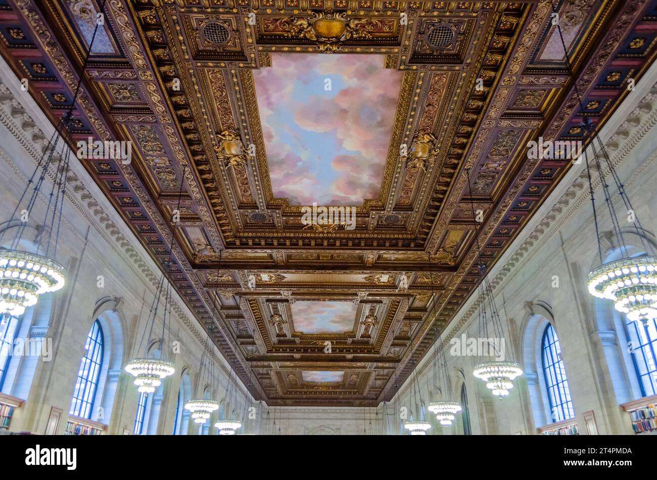 NEW YORK CITY - MAGGIO 28: Interior of the New York Public Library, New York, USA, 28 maggio 2013. La New York Public Library è una delle più grandi lib pubbliche Foto Stock