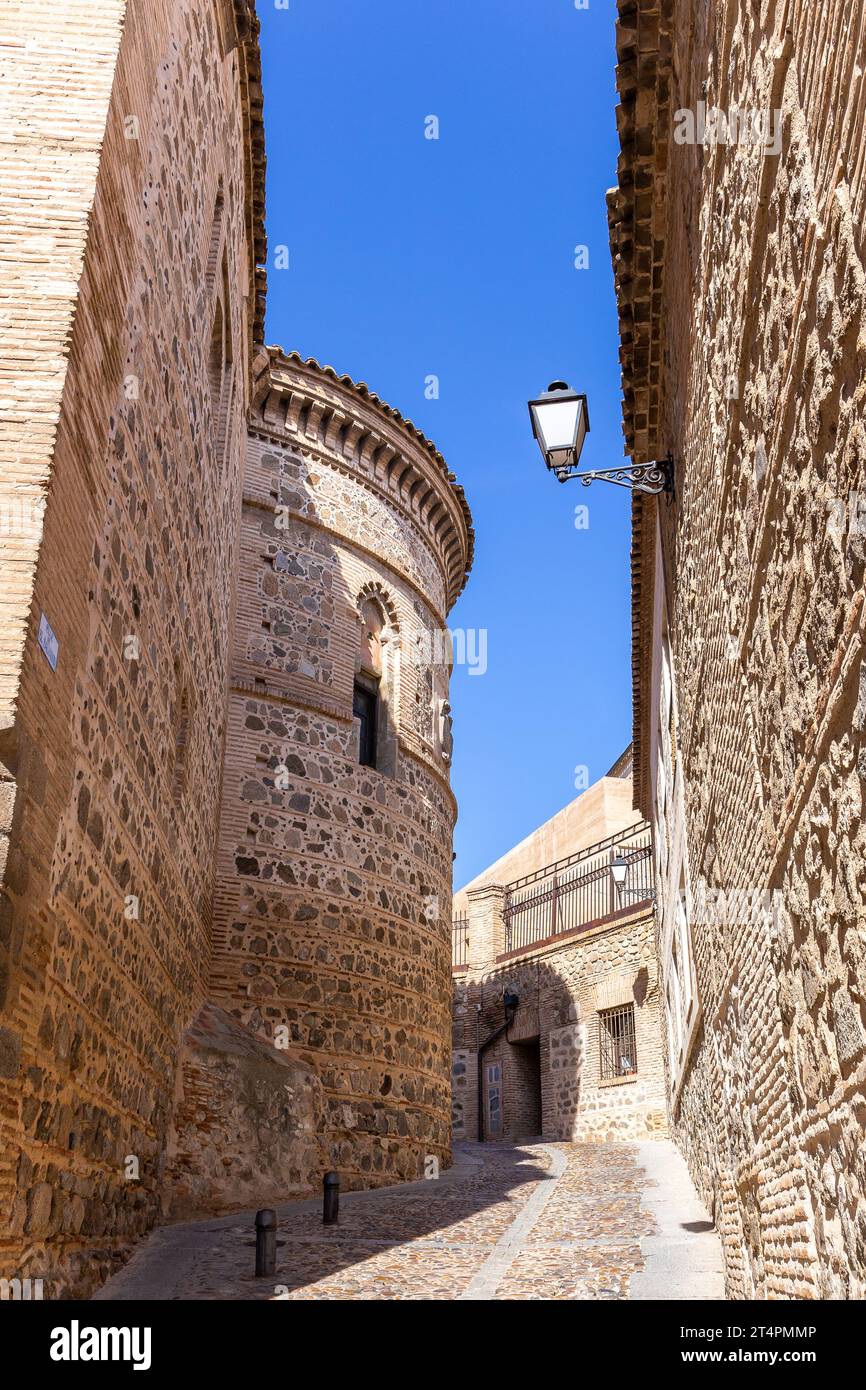 Stretta strada medioevale acciottolata in pietra con facciata rotonda del Convento di Santa Ursula, pareti in pietra, balconi tradizionali e lampioni stradali. Foto Stock