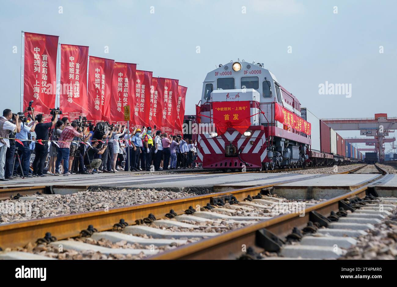 (231101) -- SHANGHAI, 1 novembre 2023 (Xinhua) -- questa foto scattata il 28 settembre 2021 mostra lo "Shanghai Express", un treno merci Cina-Europa che collega Shanghai con l'Europa, lasciando Shanghai orientale per Amburgo, Germania. Il Giardino Yuyuan, un faro culturale di Shanghai, è il più grande, antico e meglio conservato giardino tradizionale in stile cinese in questa metropoli della Cina orientale. Il Giardino Yuyuan ad Amburgo, un'imitazione di quello di Shanghai, presenta anche padiglioni in tipico stile cinese e ponti a zig-zag sopra gli stagni, e ha servito come finestra per mostrare la cultura cinese tradizionale fin dalla sua apertura Foto Stock