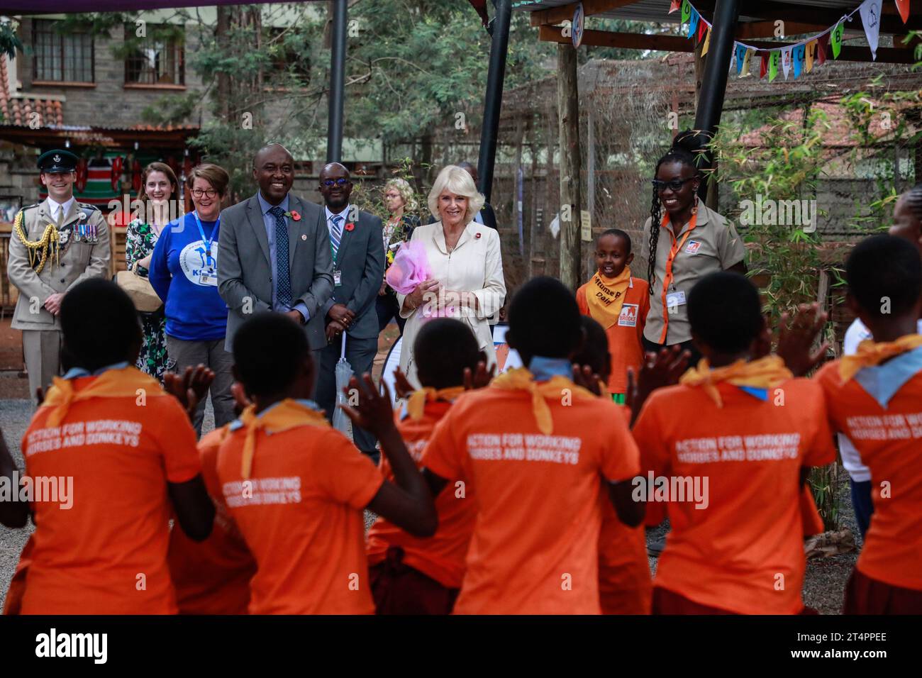 La regina Camilla si guarda come i bambini dell'azione per i cavalli che lavorano e gli asini eseguono uno skit durante una visita al Brooke Donkey Sanctuary a Nairobi. La regina Camilla e il re Carlo III sono in Kenya per una visita di stato su invito del presidente William Ruto. (Foto di John Ochieng / SOPA Images/Sipa USA) Foto Stock