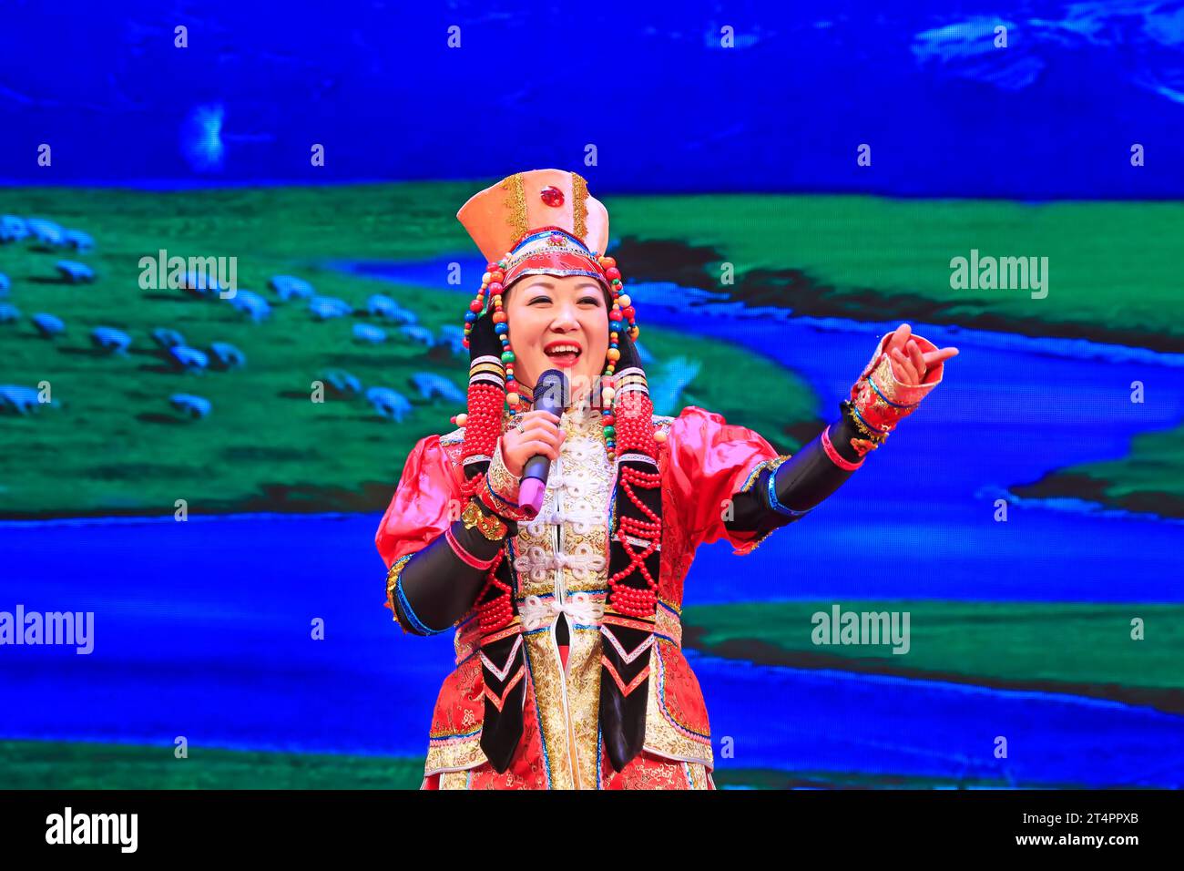 Contea di Luannan - 23 dicembre 2015: Canzoni mongole, sul palco, contea di Luannan, provincia di Hebei, Cina, 23 dicembre 2015. Mao Zedong era il primo Foto Stock