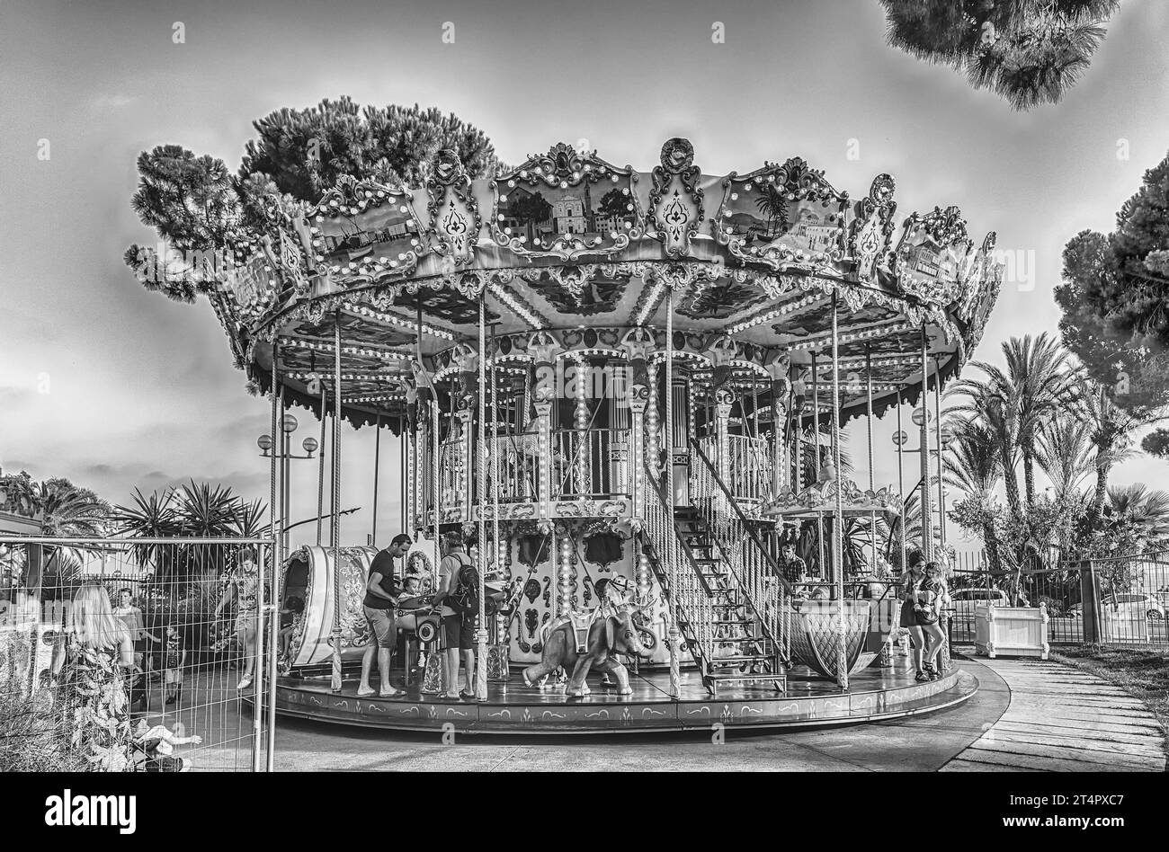 NIZZA, FRANCIA - AGOSTO 11: La panoramica d'epoca Carrousel de la Coulee Verte all'interno di un bellissimo parco verde sulla Promenade des Anglais, Nizza, Costa Azzurra Foto Stock
