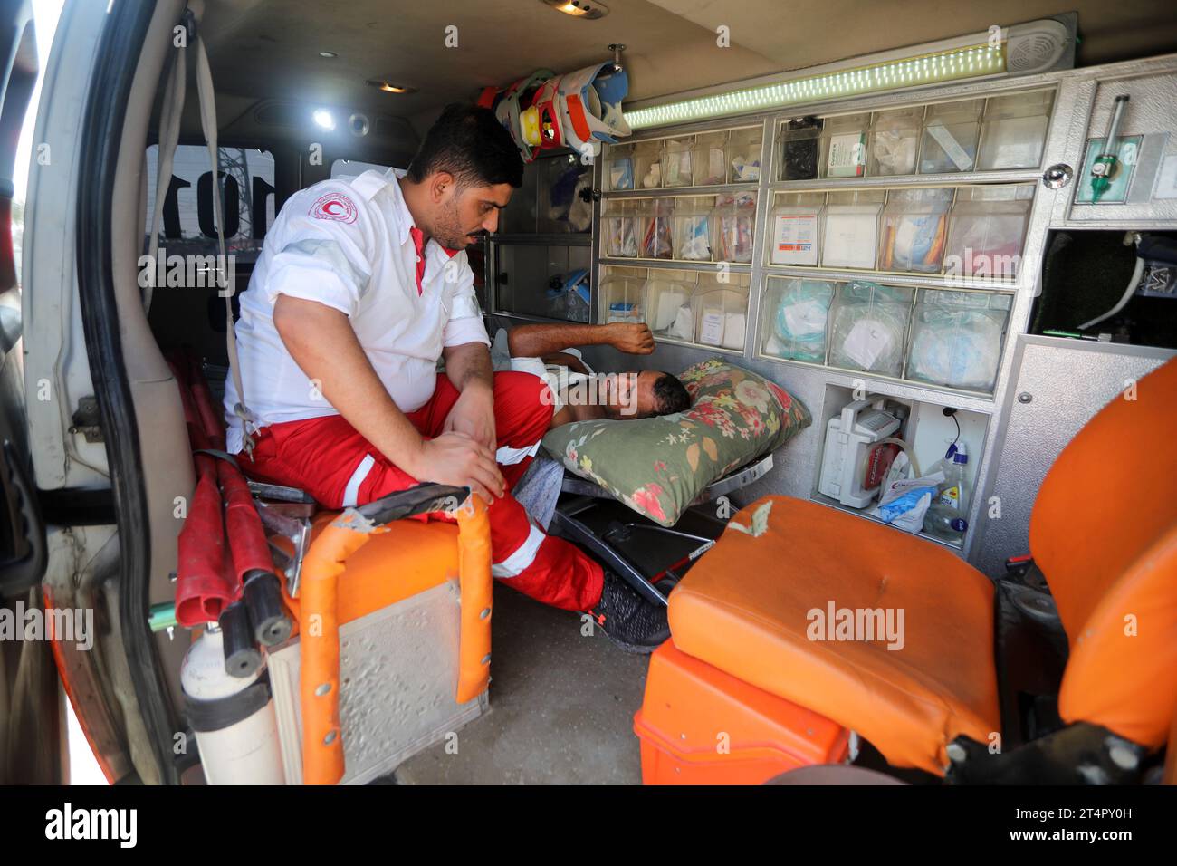 Rafah, Gaza. 1 novembre 2023. L'uomo palestinese ferito in uno sciopero israeliano attende in un'ambulanza il trasporto per il trattamento in un ospedale egiziano, al valico di frontiera di Rafah nella Striscia di Gaza meridionale, mercoledì 1 novembre 2023. Decine di titolari di passaporti stranieri intrappolati a Gaza hanno iniziato a lasciare il territorio palestinese devastato dalla guerra quando il valico di Rafah per l'Egitto è stato aperto per la prima volta dal 7 ottobre. Foto di Ismael Mohamad/UPI credito: UPI/Alamy Live News Foto Stock