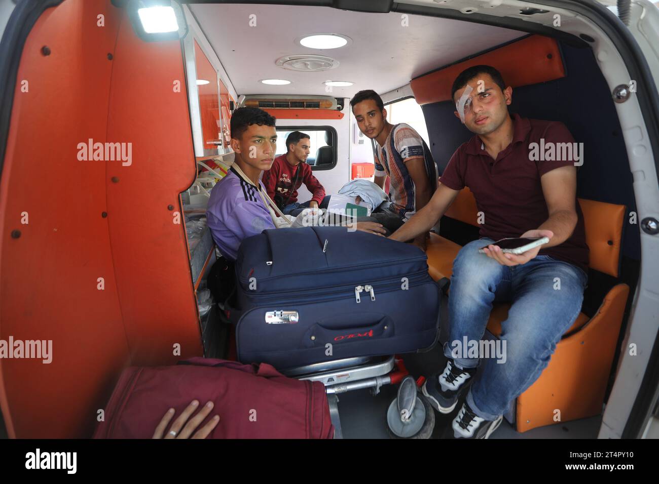 Rafah, Gaza. 1 novembre 2023. I giovani palestinesi feriti in uno sciopero israeliano attendono in ambulanza per essere trasportati in un ospedale egiziano, al valico di frontiera di Rafah nella Striscia di Gaza meridionale, mercoledì 1 novembre 2023. Decine di titolari di passaporti stranieri intrappolati a Gaza hanno iniziato a lasciare il territorio palestinese devastato dalla guerra quando il valico di Rafah per l'Egitto è stato aperto per la prima volta dal 7 ottobre. Foto di Ismael Mohamad/UPI credito: UPI/Alamy Live News Foto Stock
