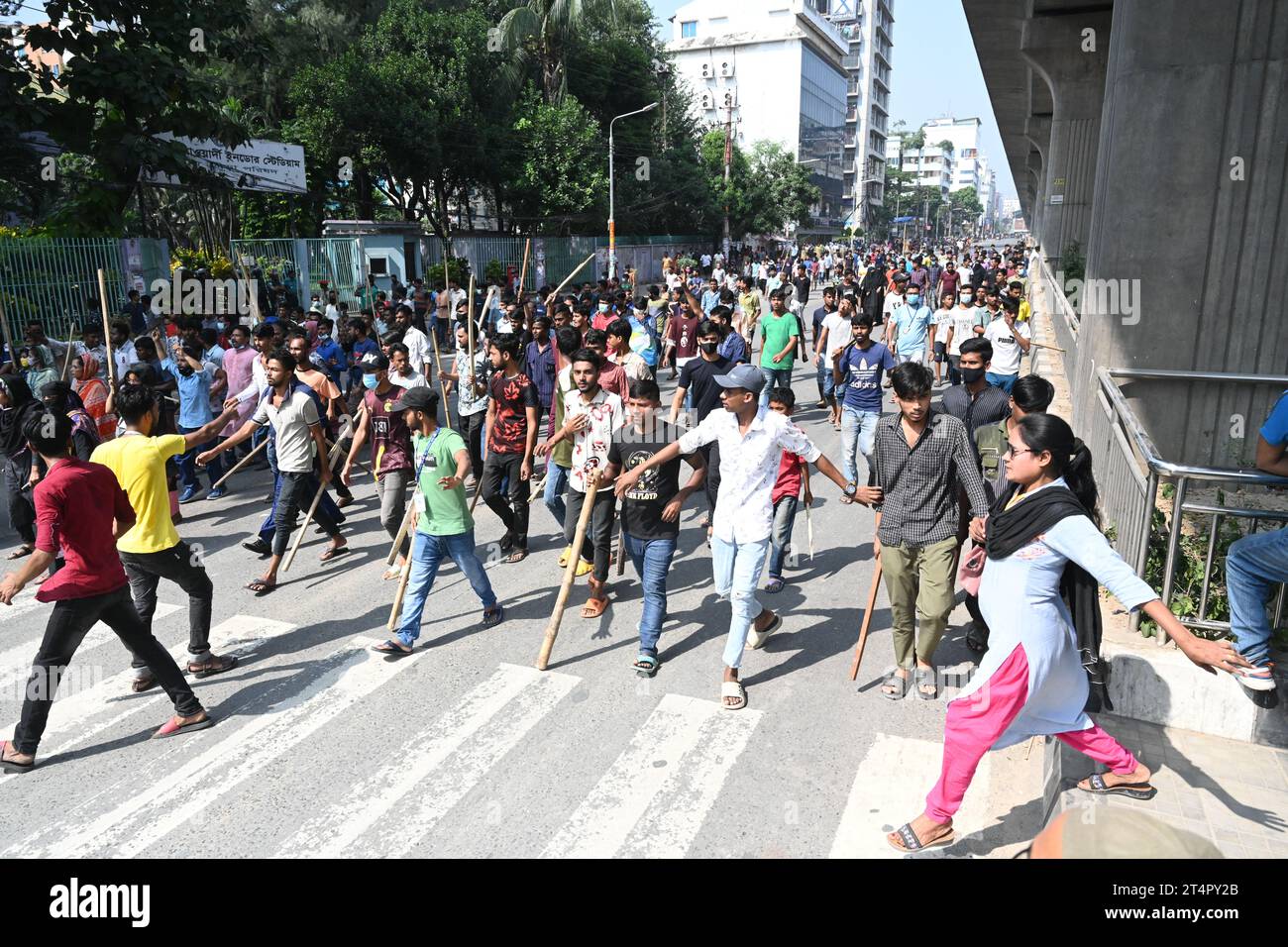 I lavoratori dell'abbigliamento bloccano le strade mentre prendono parte a una protesta che chiede un aumento dei loro salari a Dacca, Bangladesh, il 1 ° novembre 2023 Foto Stock