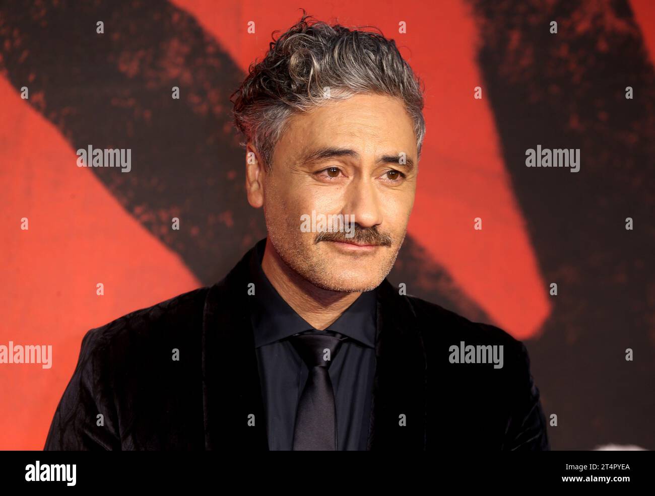 Taika Waititi partecipa alla prima europea "JoJo Rabbit" durante il 63° BFI London Film Festival presso l'Odeon Luxe Leicester Square a Londra. (Foto di Fred Duval / SOPA Images/Sipa USA) Foto Stock