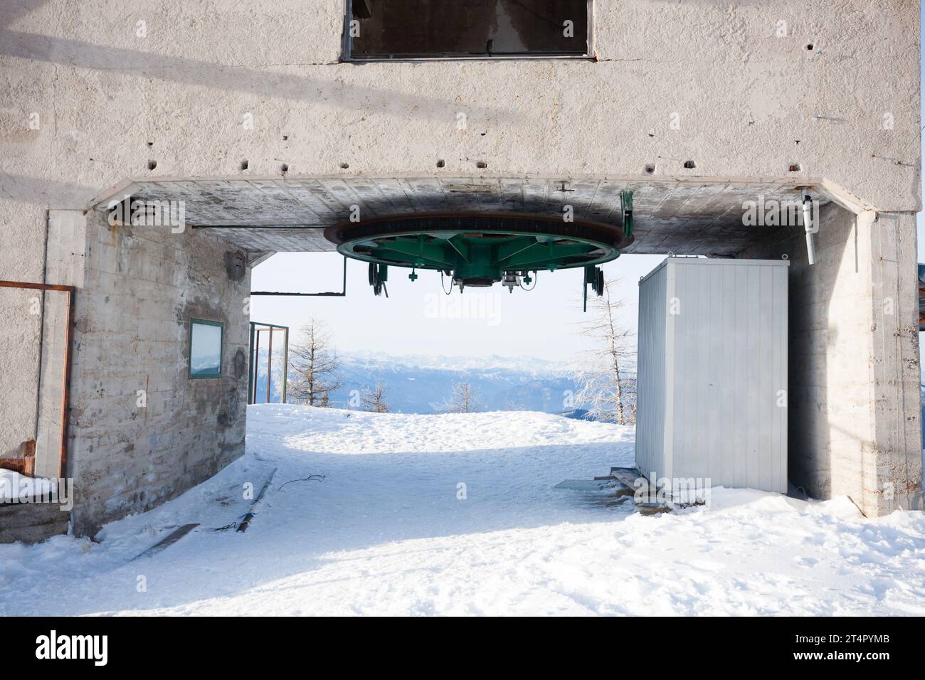 Vista su un vecchio skilift abbandonato. Edificio in rovina dal monte Panarotta Foto Stock