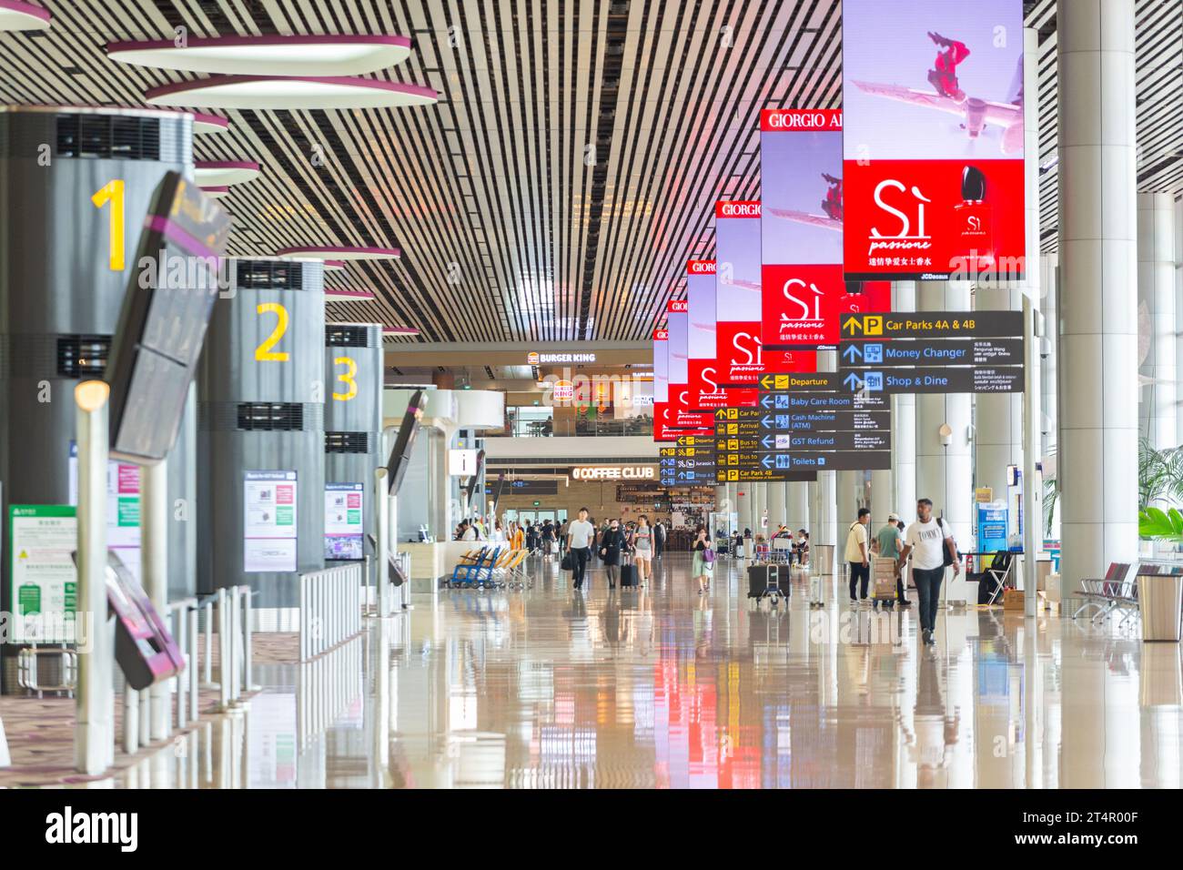 L'area di partenza del Terminal 4 dell'Aeroporto di Changi e' la penetrazione della luce diurna per risparmiare energia, i grandi pannelli luminosi donano agli interni un'esperienza piu' vivace. Foto Stock