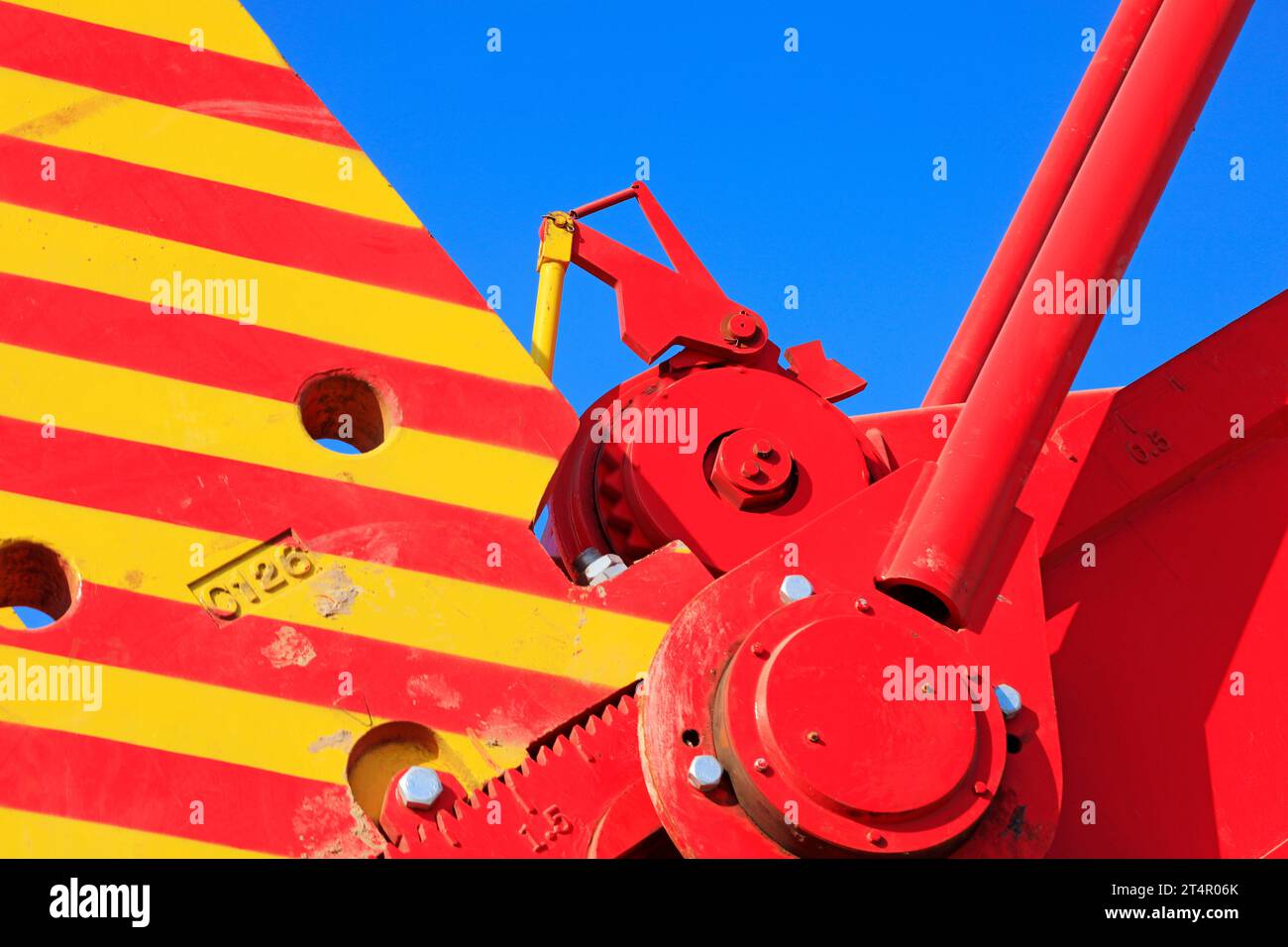 Le parti di macchinari per il petrolio bilanciano i blocchi sotto il cielo blu Foto Stock