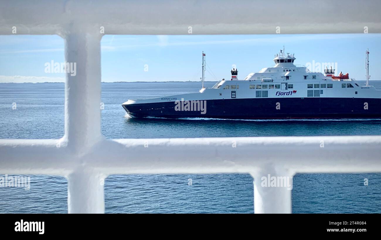 Un traghetto norvegese Fjord1 che parte da Karmøy a Mortavika in Norvegia. La compagnia di traghetti ha annunciato la vendita a investitori stranieri il 31 ottobre 2023. Foto Stock