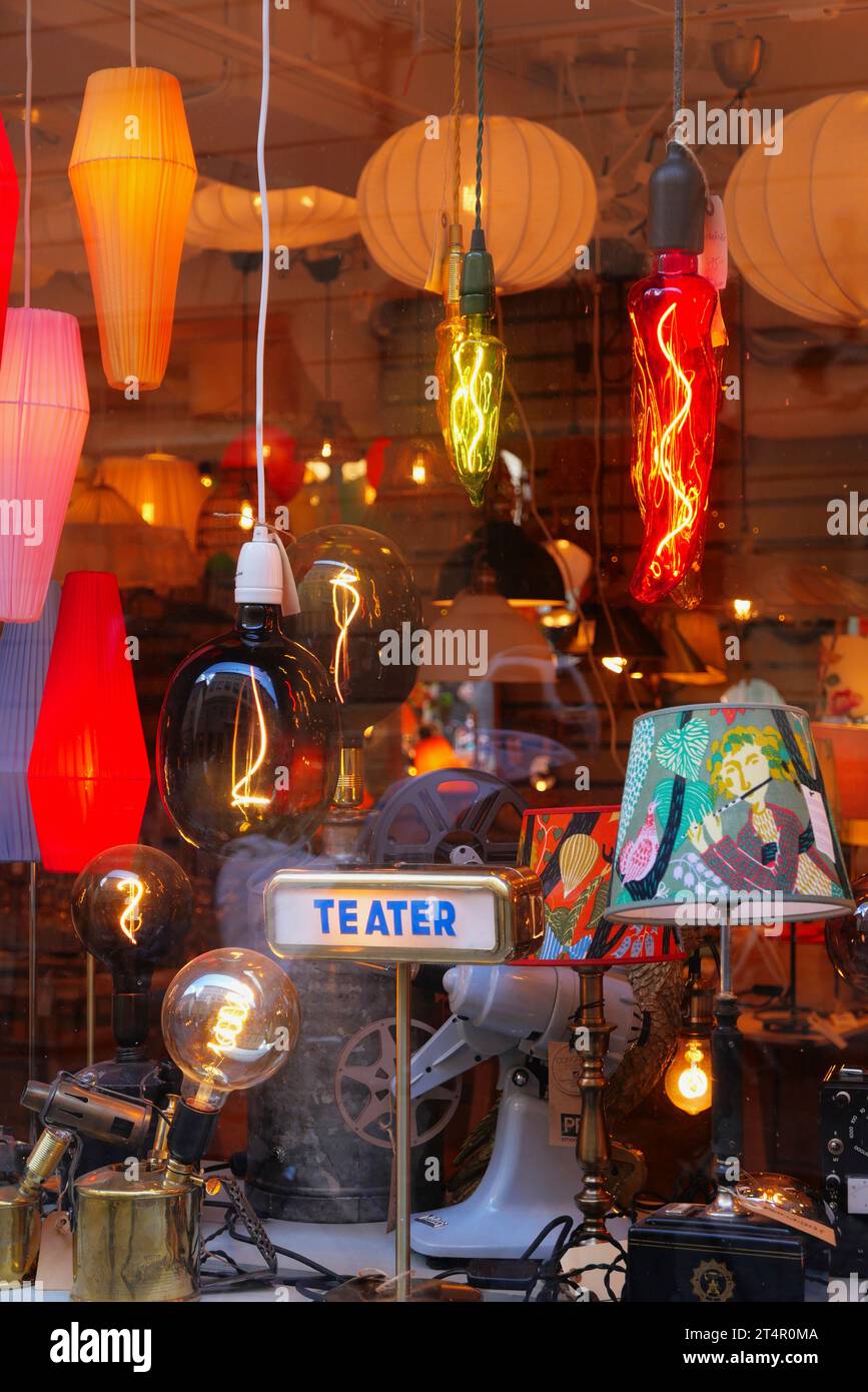 Svezia, Stoccolma, la città vecchia, vetrine in un negozio di illuminazione retrò. Foto Stock