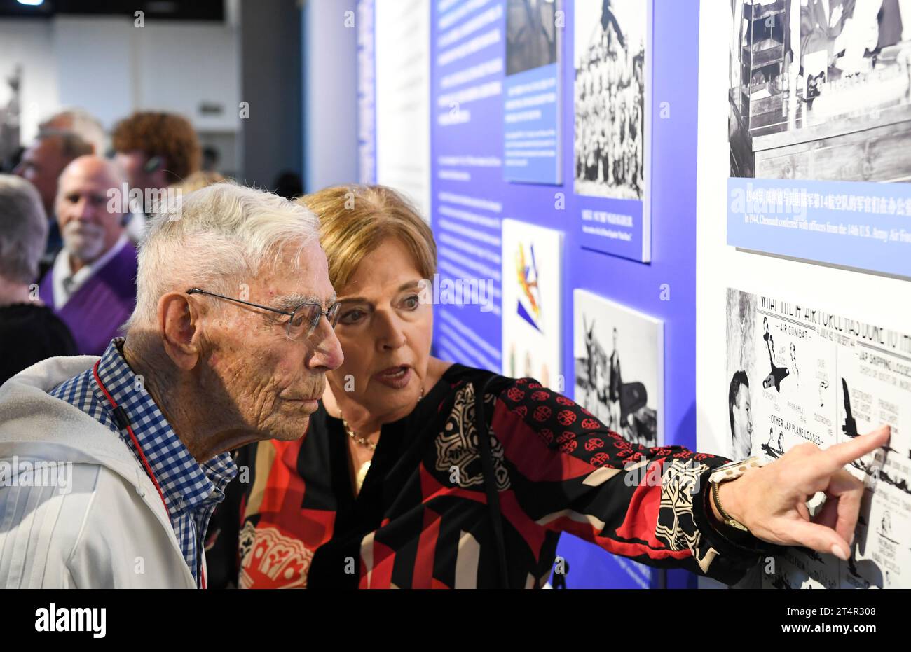 Chongqing, Stilwell Museum nel comune di Chongqing della Cina sud-occidentale. 1 novembre 2023. Harry Moyer, veterano delle tigri volanti (L, fronte), visita il Museo Stilwell nel comune di Chongqing della Cina sud-occidentale, 1 novembre 2023. Jeffrey Greene, presidente della sino-American Aviation Heritage Foundation e veterani delle Flying Tigers Harry Moyer e Melvin McMullen, hanno visitato lo Stilwell Museum di Chongqing mercoledì. PER ANDARE CON "Feature: Flying Tigers legacy propels China-U.S. Cooperation" Credit: Wang Quanchao/Xinhua/Alamy Live News Foto Stock