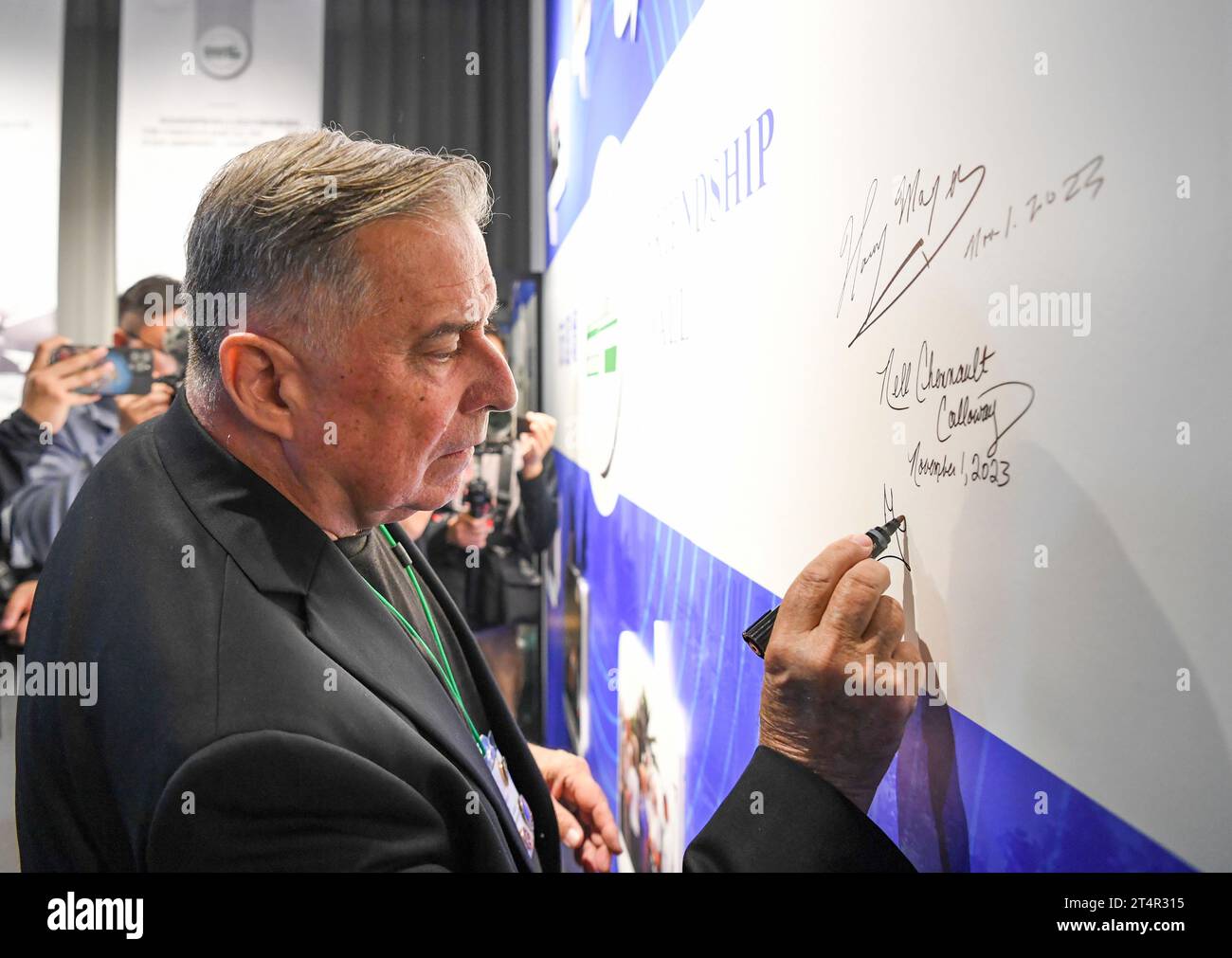 Chongqing, Stilwell Museum nel comune di Chongqing della Cina sud-occidentale. 1 novembre 2023. Jeffrey Greene, presidente della sino-American Aviation Heritage Foundation, visita il Museo Stilwell nel comune di Chongqing della Cina sud-occidentale, 1 novembre 2023. Jeffrey Greene, presidente della sino-American Aviation Heritage Foundation e veterani delle Flying Tigers Harry Moyer e Melvin McMullen, hanno visitato lo Stilwell Museum di Chongqing mercoledì. PER ANDARE CON "Feature: Flying Tigers legacy propels China-U.S. Cooperation" Credit: Wang Quanchao/Xinhua/Alamy Live News Foto Stock