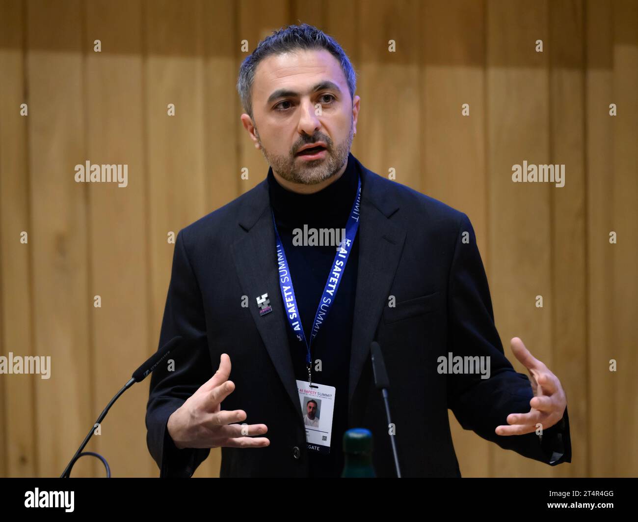 Il CEO e co-fondatore di Infection ai, Mustafa Suleyman, partecipa a un incontro mediatico al summit sulla sicurezza dell'intelligenza artificiale, il primo summit globale sull'uso sicuro dell'intelligenza artificiale, al Bletchley Park di Milton Keynes, Buckinghamshire. Data foto: Mercoledì 1 novembre 2023. Foto Stock