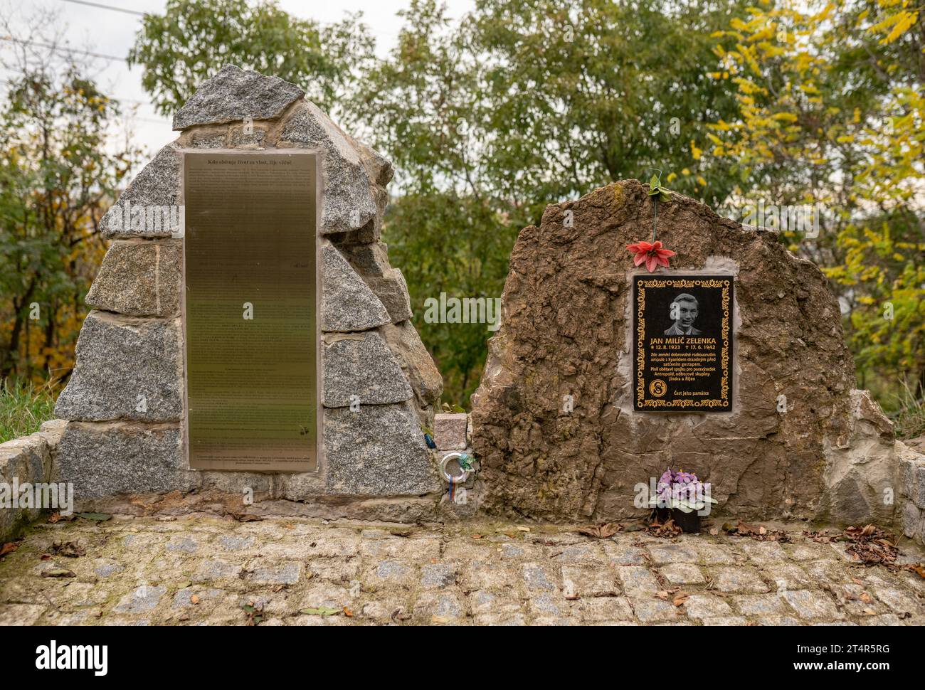 Monumento in pietra a Jan Milíč Zelenka, partecipante alla resistenza ceca della seconda guerra mondiale, e collegamento con i paracadutisti antropoidi, al posto del suo suicidio a Praga. Foto Stock