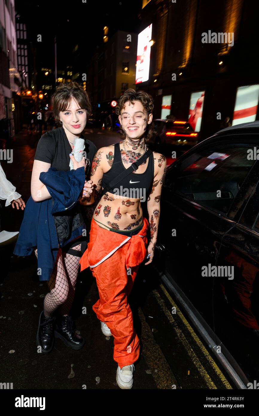 Persone in abiti eleganti che celebrano Halloween, Greek Street, Soho, Londra, REGNO UNITO. 31 ottobre 2023 Foto Stock