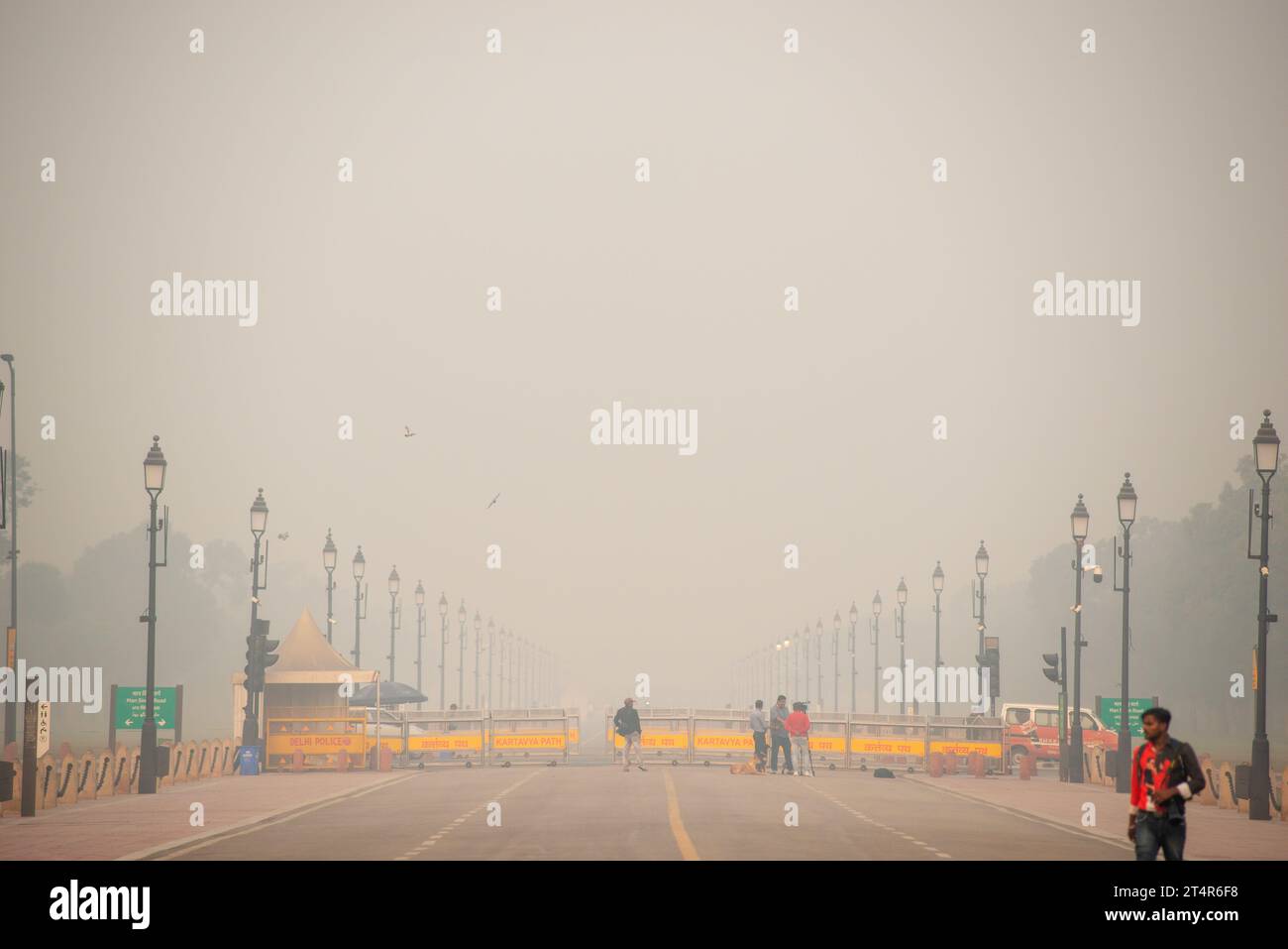 Nuova Delhi, India. 1 novembre 2023. Smog su Kartavyapath a India Gate, avvolto la mattina presto. L'inquinamento atmosferico a Delhi è dovuto principalmente ai veicoli, alle industrie, alla polvere delle costruzioni, alla combustione dei rifiuti e alla combustione dei residui delle colture. In inverno, le inversioni di temperatura peggiorano il problema intrappolando gli inquinanti vicino al suolo. (Immagine di credito: © Pradeep Gaur/SOPA Images via ZUMA Press Wire) SOLO PER USO EDITORIALE! Non per USO commerciale! Foto Stock