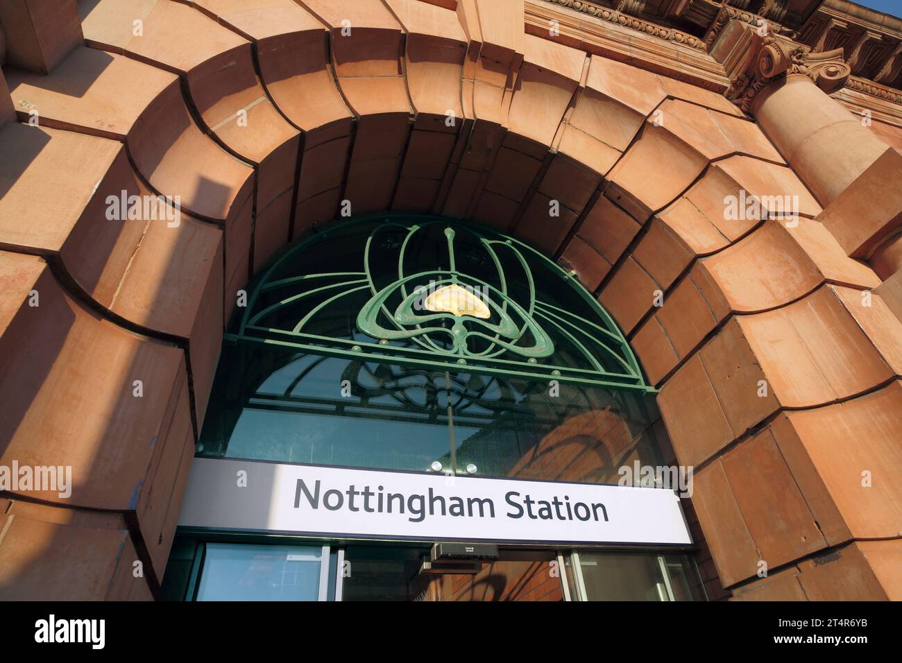 Dettagli in stile Art Nouveau in un'entrata alla stazione di Nottingham. Foto Stock