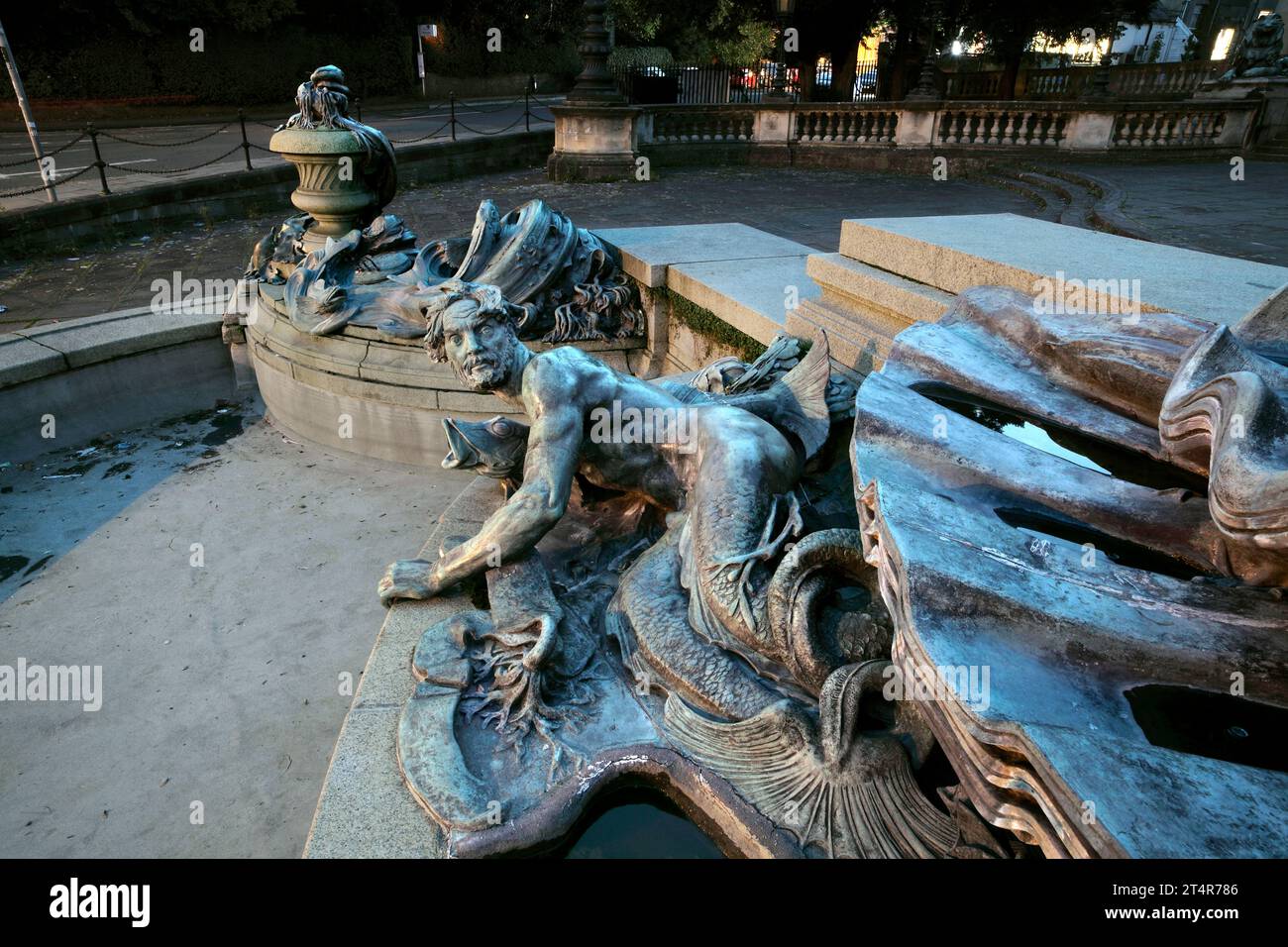 Sculture in bronzo all'esterno delle Victoria Rooms, Bristol. Di Henry Poole, 1912. (Parte della Fontana dei delfini, non funzionante quando è stata scattata la foto.) Foto Stock