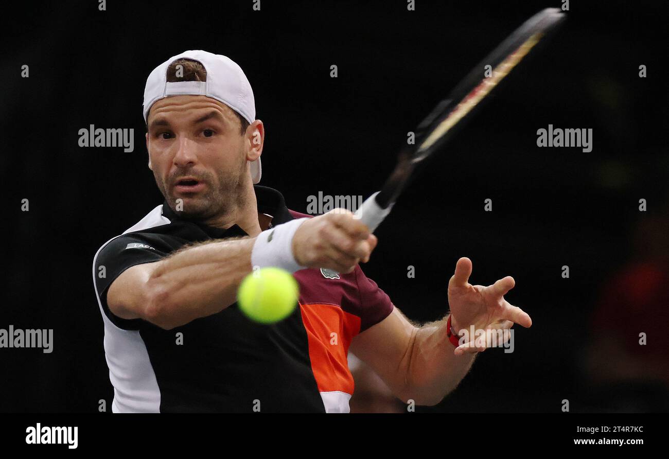 PARIGI, 1 novembre 2023 (Xinhua) -- Grigor Dimitrov compete durante la partita di secondo turno tra Daniil Medvedev della Russia e Grigor Dimitrov della Bulgaria al torneo di tennis Paris ATP Masters 1000 a Parigi, Francia, 1 novembre 2023. (Xinhua/Gao Jing) Foto Stock