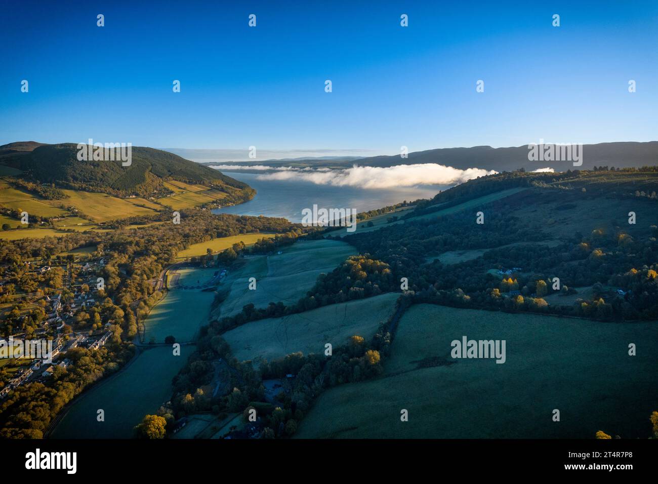 Il primo gelo diffuso della stagione per Drumnadrochit è venuto con una leggera inversione di nuvole su Loch Ness. Foto Stock