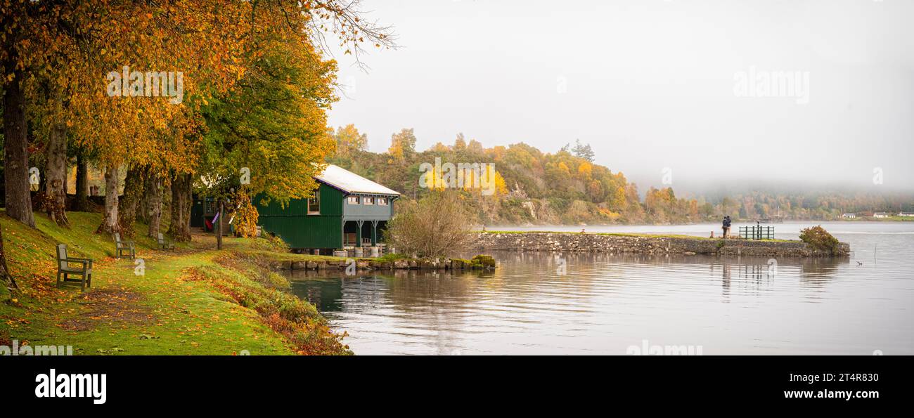 Fort Augustus e Loch Ness in una nebbiosa mattinata autunnale. Foto Stock