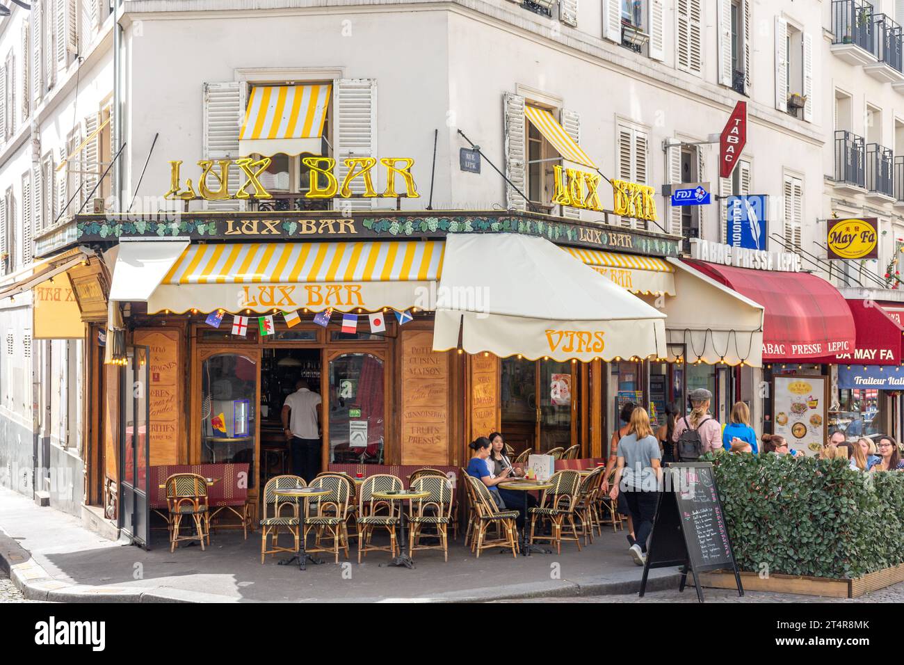 Lux Bar, Rue Lepic, Pigalle District, Parigi, Île-de-France, Francia Foto Stock