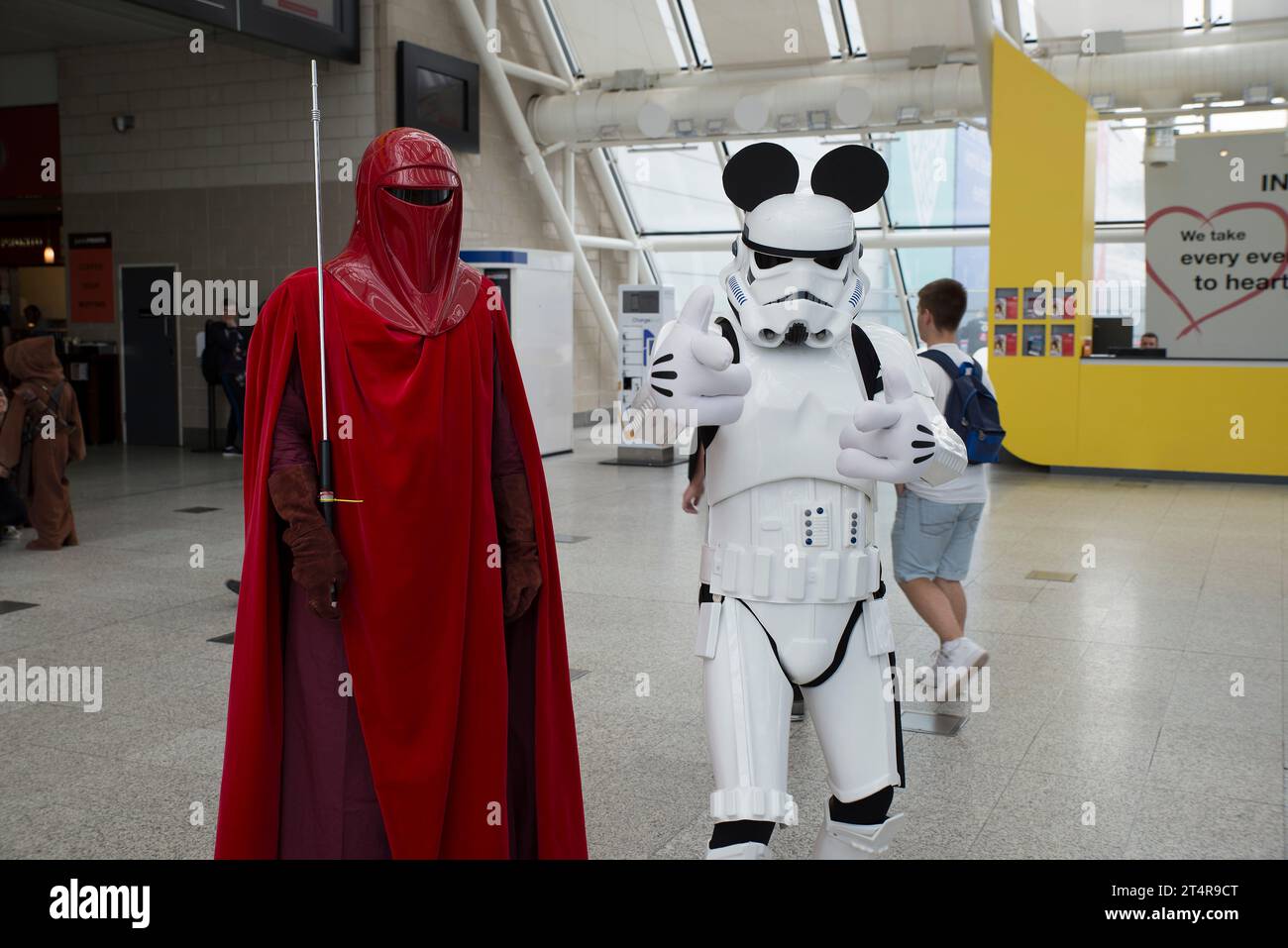 Una Guardia Imperiale e un Stormtrooper che indossano le orecchie di Topolino Foto Stock