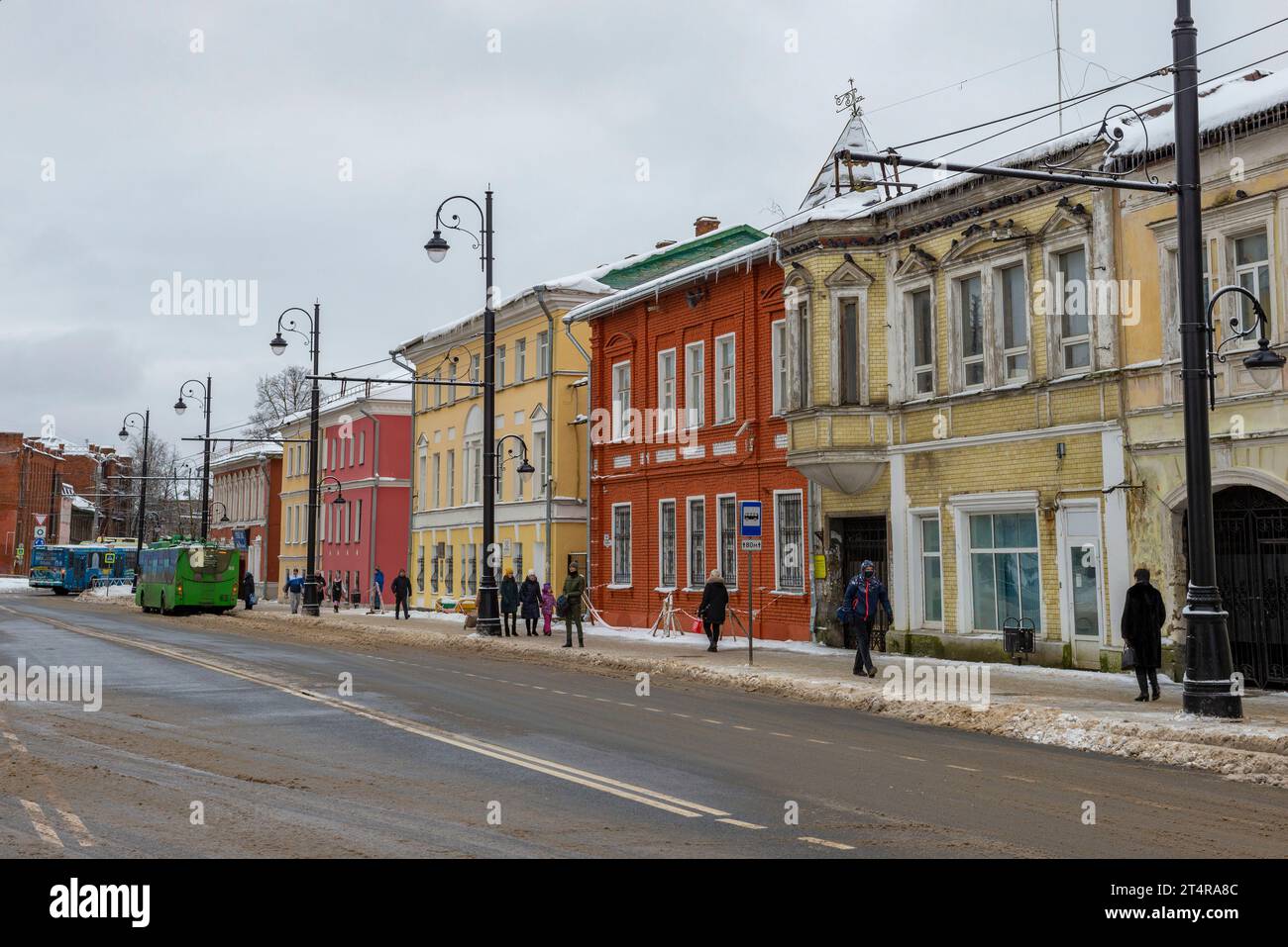 RYBINSK, RUSSIA - 3 GENNAIO 2021: Giorno nuvoloso di gennaio in via Krestovaya. Centro storico di Rybinsk Foto Stock