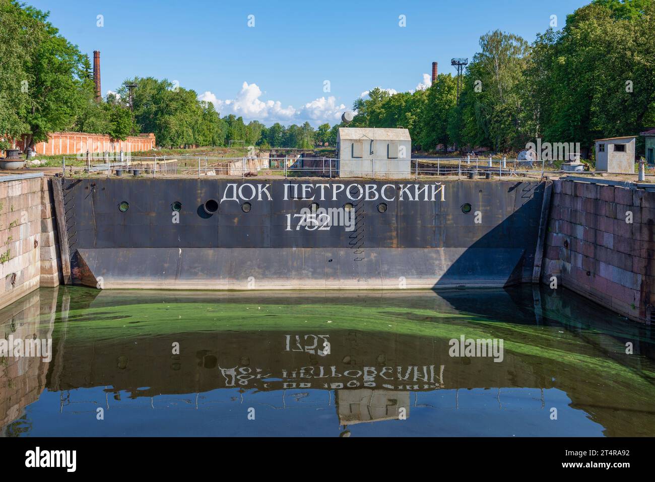 KRONSTADT, RUSSIA - 11 AGOSTO 2021: Porta dell'antico molo di riparazione delle navi (molo Petrovsky) in un soleggiato giorno di agosto Foto Stock