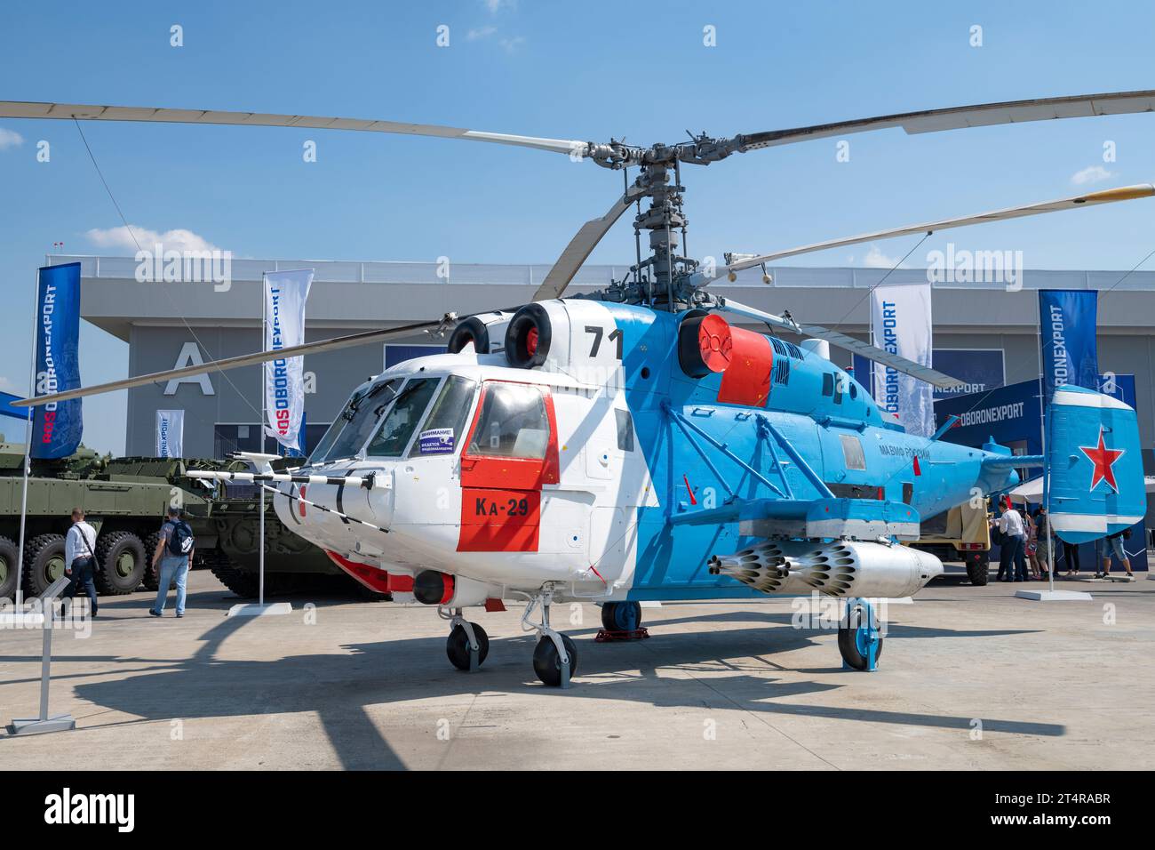 REGIONE DI MOSCA, RUSSIA - 18 AGOSTO 2022: Elicottero russo Ka-29 della Marina Russia sul forum militare-tecnico internazionale "Army-2022" Foto Stock