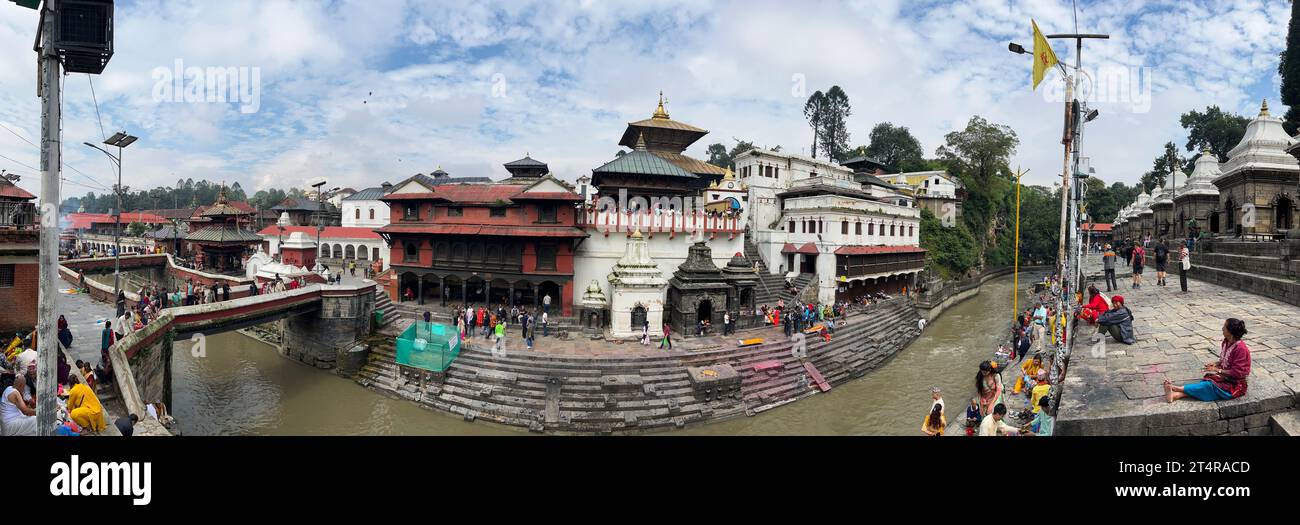 Kathmandu, Nepal: Vista del tempio Pashupatinath, famoso tempio indù dedicato a Pashupati, una forma di Shiva, lungo le rive del sacro fiume Bagmati Foto Stock