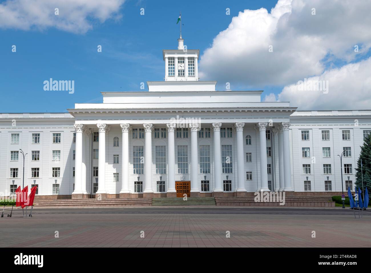 NALCHIK, RUSSIA - 11 GIUGNO 2023: Facciata della Casa del governo (Casa Bianca) in un soleggiato giorno di giugno. Kabardino-Balkaria Foto Stock